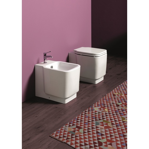 Bidet a terra filomuro squadrato in ceramica bianca - Flow, Simas