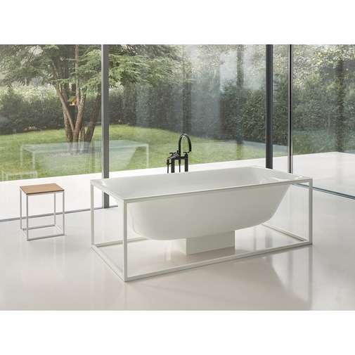 Freistehende Badewanne mit weißem Stahlrahmen, Ablaufsäule Bettelux Shape, Bette
