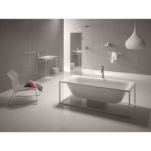 Freistehende Badewanne mit weißem Stahlrahmen, Ablaufsäule Bettelux Shape, Bette