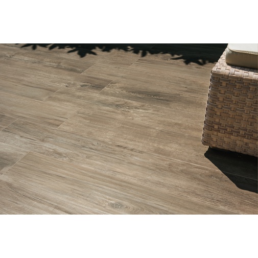 Rutschfestes Feinsteinzeug mit natürlicher Holzoptik für den Außenbereich, 25x150 cm, Grey Out - Logwood, Dom Ceramiche