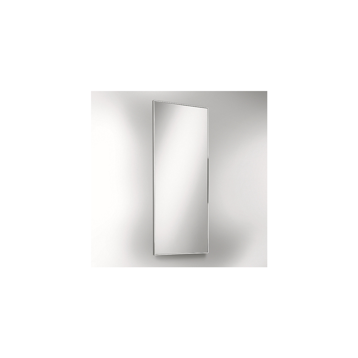 Specchio elegante con cornice in ottone cromato, rettangolare