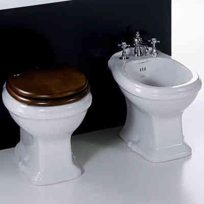 Toilettensitz im klassischen Stil aus Holz und verchromten Scharnieren - Arcade, Simas